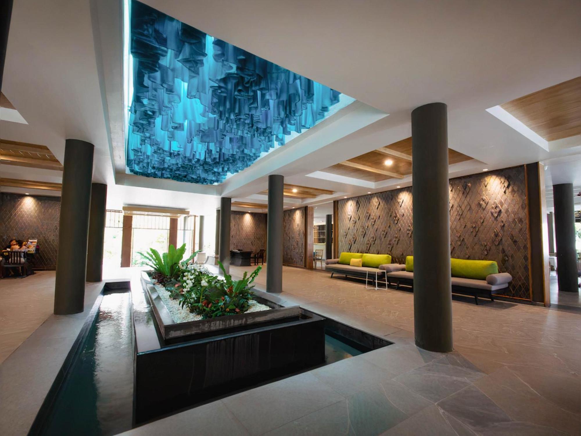 Andaman Cannacia Resort & Spa - Sha Extra Plus Kata-part Kültér fotó The lobby of the hotel