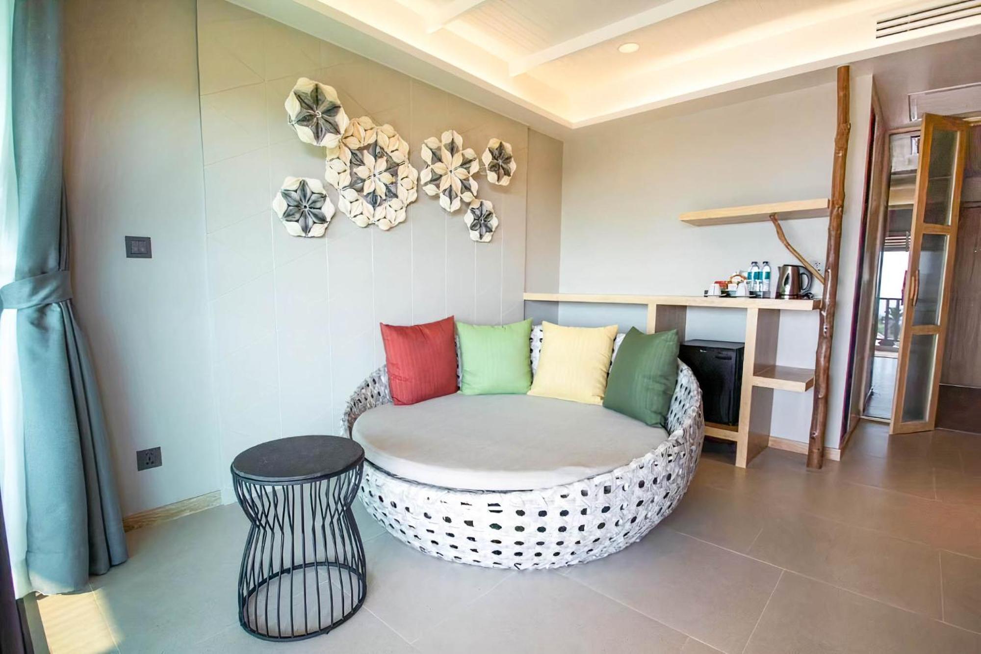 Andaman Cannacia Resort & Spa - Sha Extra Plus Kata-part Kültér fotó A round sofa